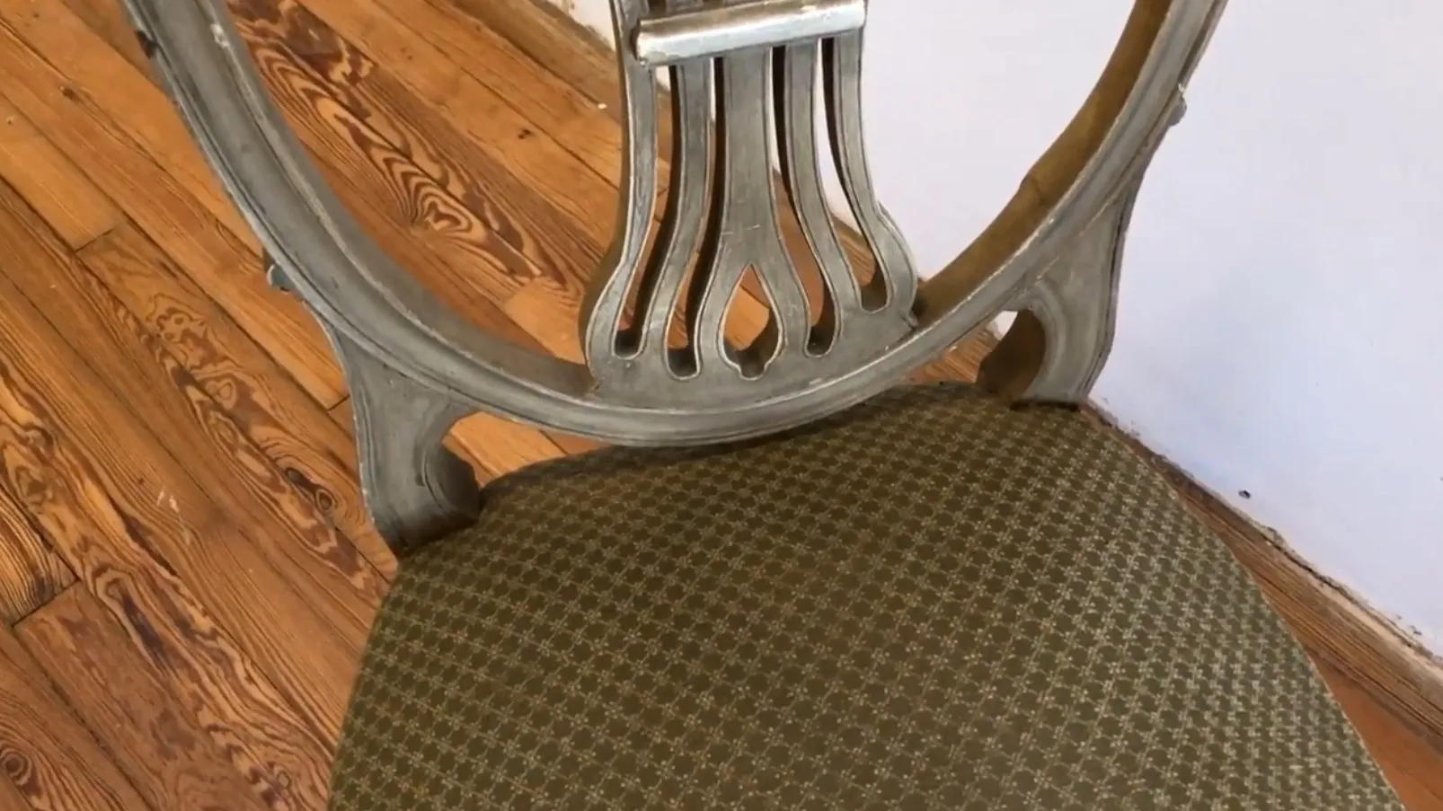 10 chaises anciennes maison jansen dans un cadre accueillant, prêtes à être restaurées.