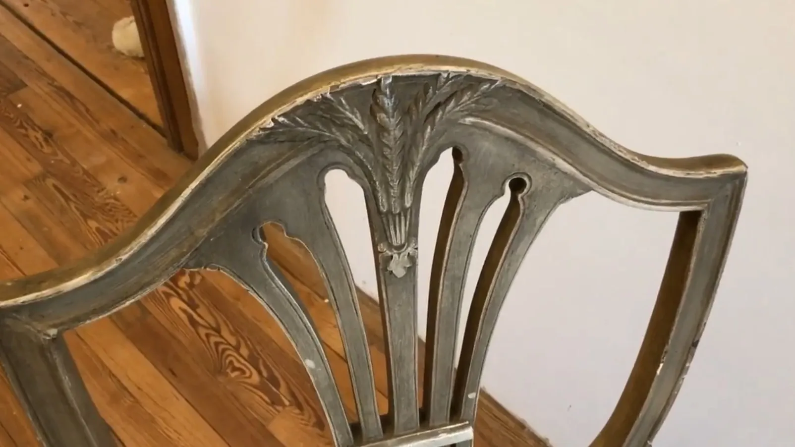 View of 10 antique chairs (Maison jansen) to restore in a cozy setting.