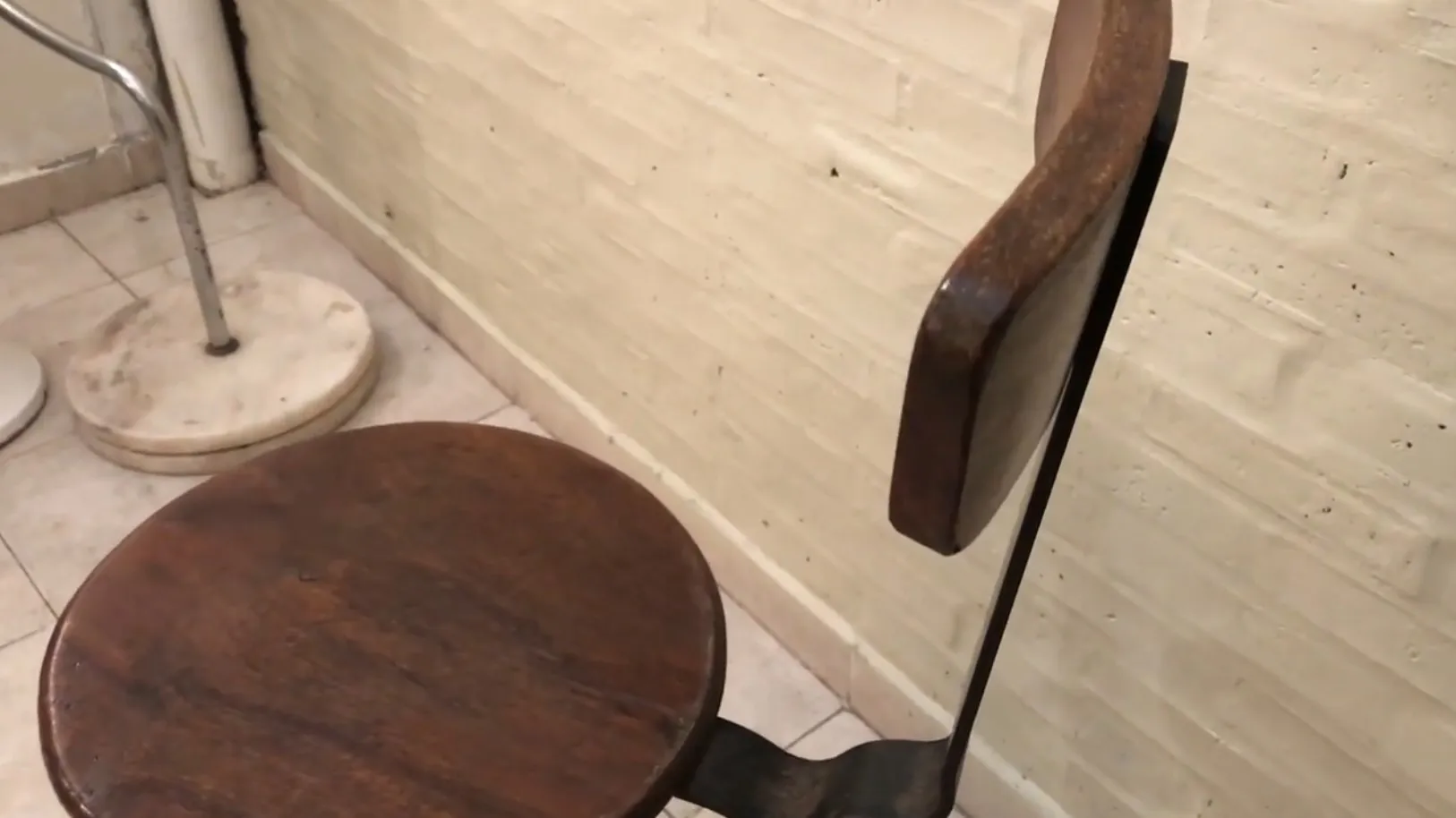 古老的木制小板凳在简单环境中