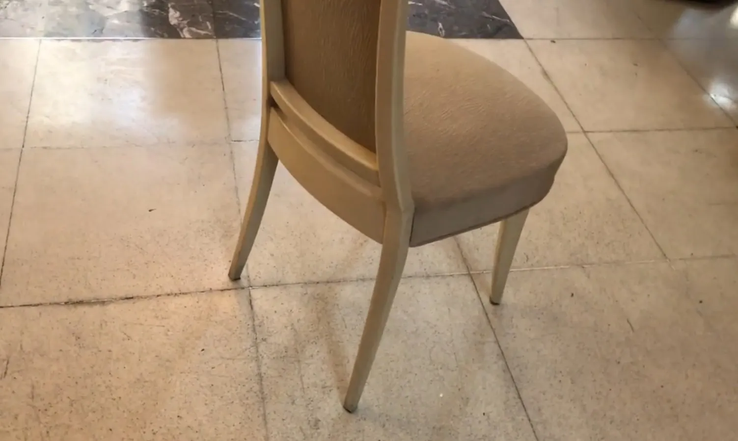 Imagen de 12 sillas antiguas que necesitan restauración en un ambiente neutro.