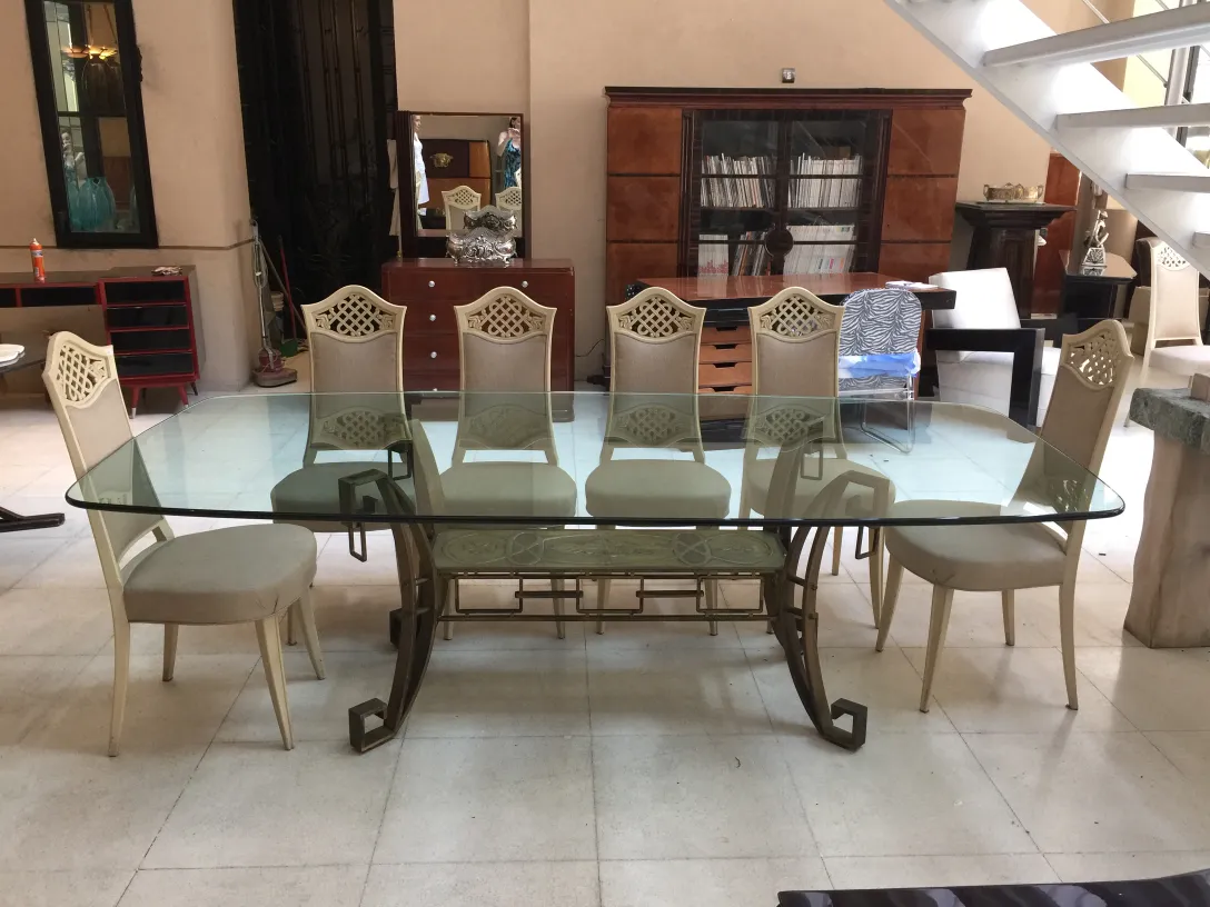 12 chaises anciennes dans un cadre accueillant