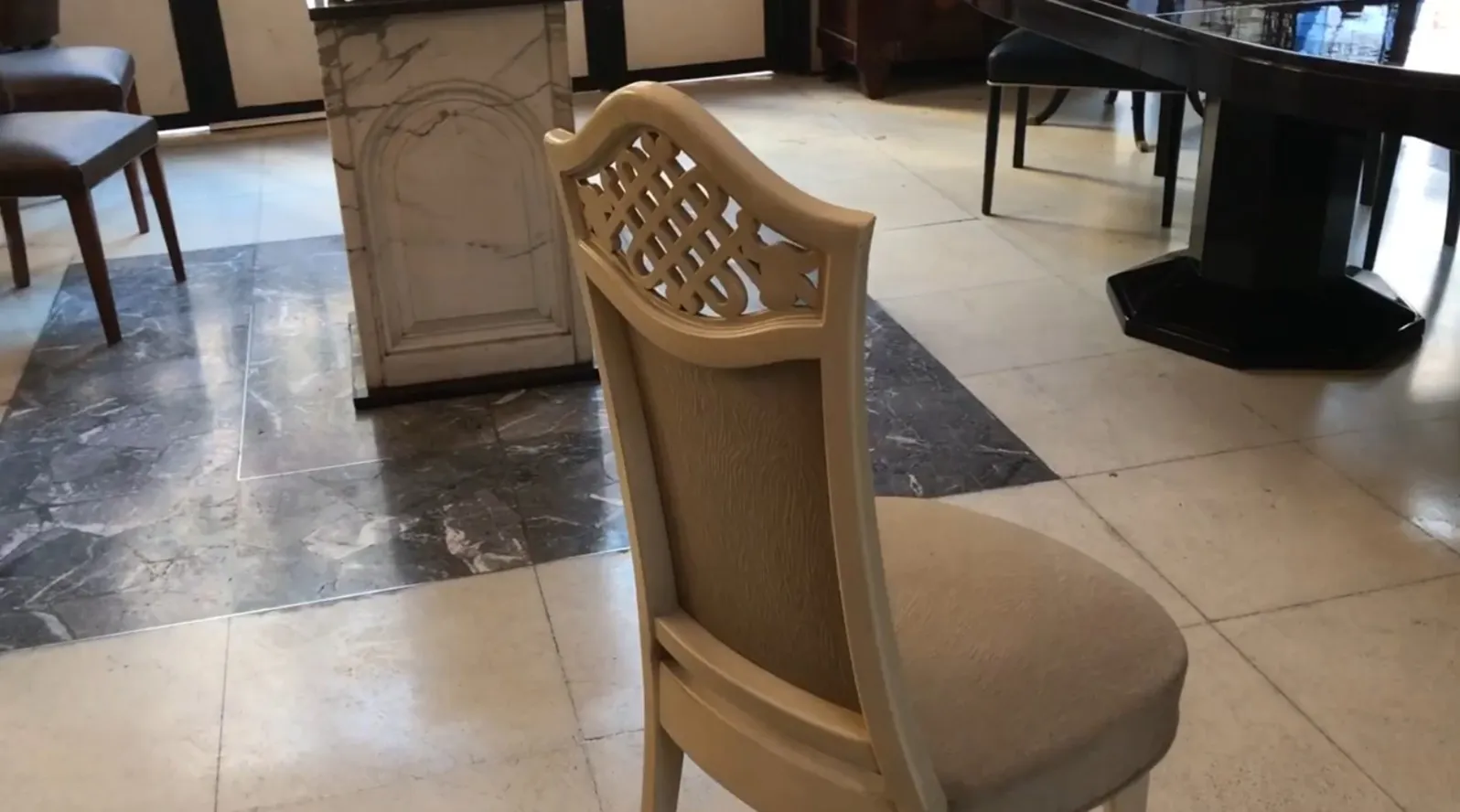 Blick auf 12 antike Stühle in eleganter Umgebung mit ihrem einzigartigen Design