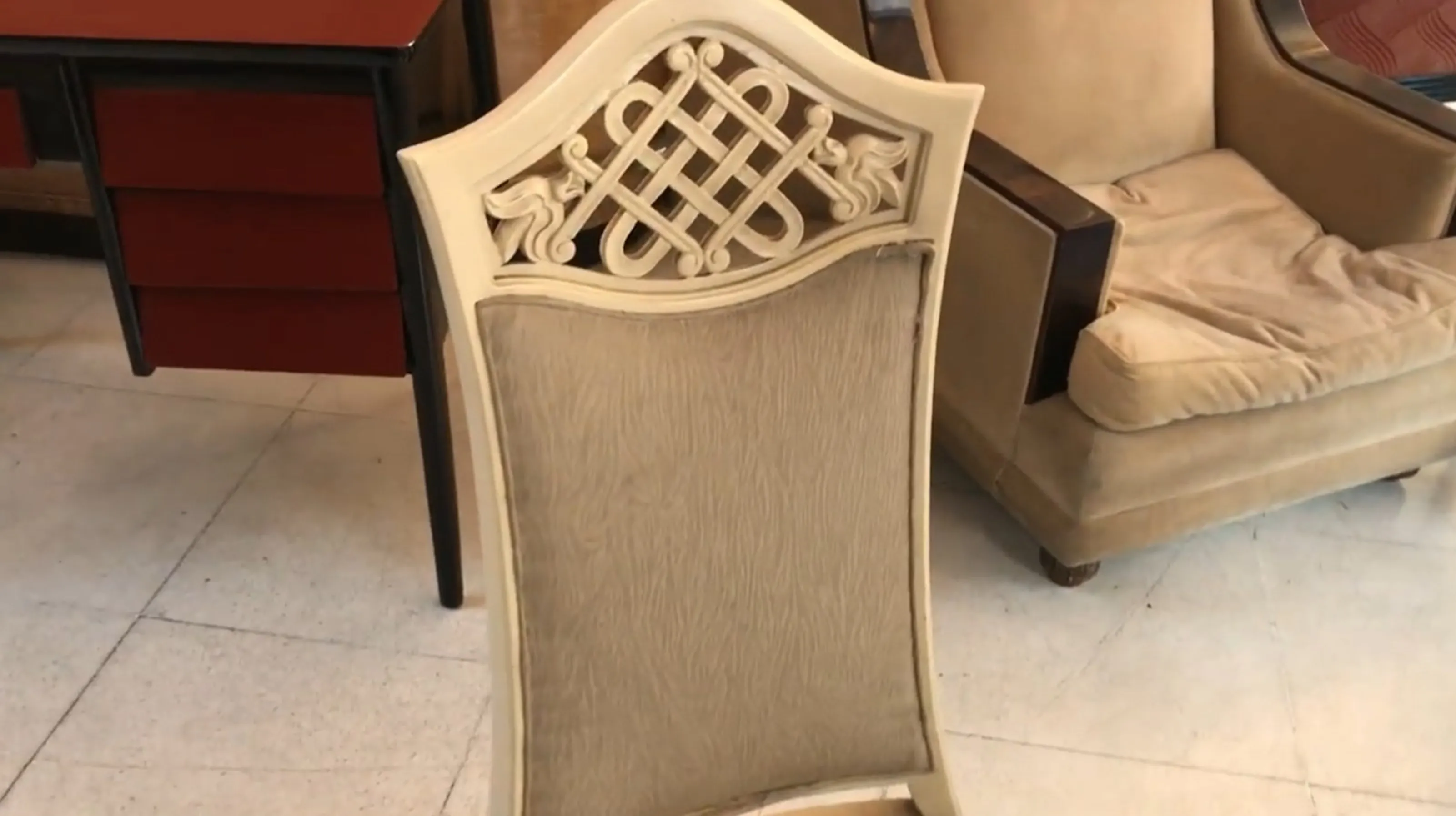 12 chaises anciennes en attente de restauration dans un cadre classique