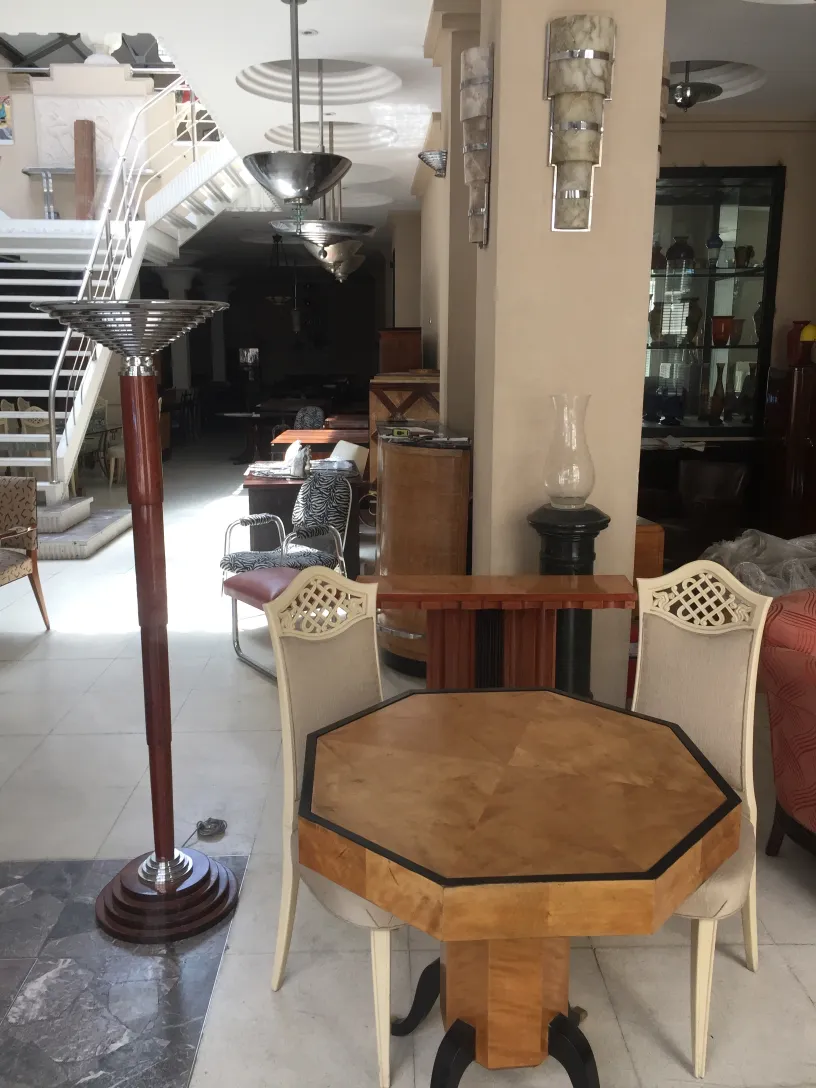 Ambiente con 12 sedie antiche e un tavolo ottagonale, luminoso e spazioso