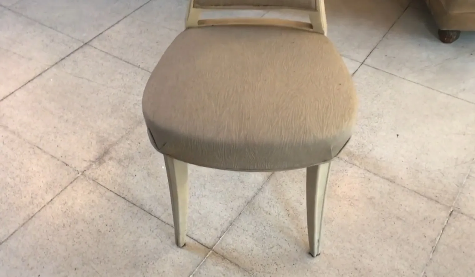 12 sillas antiguas para restaurar, ambiente acogedor, fondo neutro