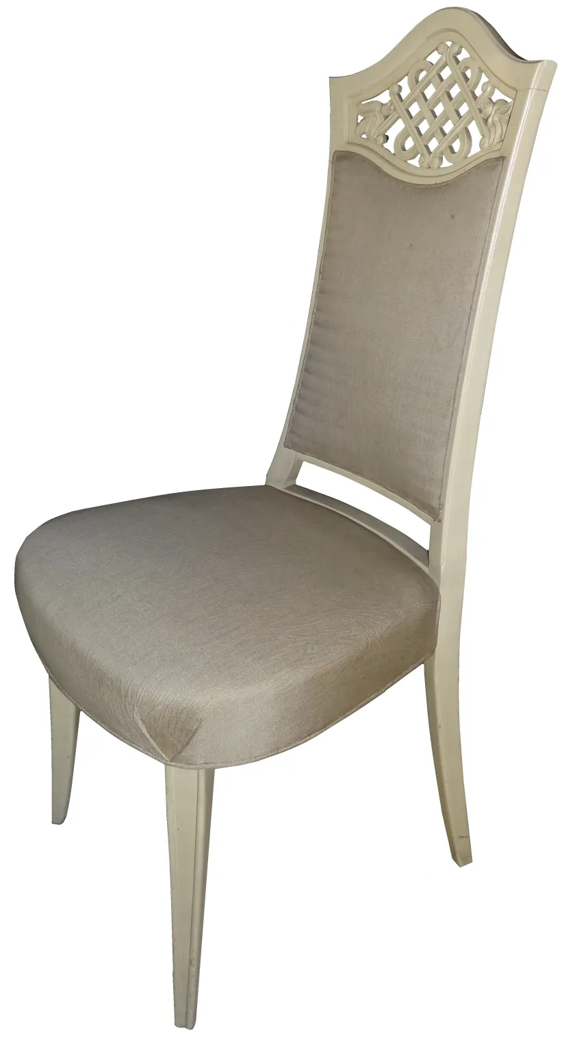 12 sedie antiche con design elegante, perfette da restaurare in un ambiente accogliente.