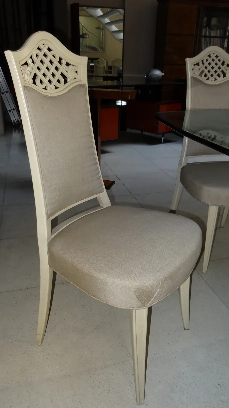 Casa com 12 cadeiras antigas para restaurar ao fundo.