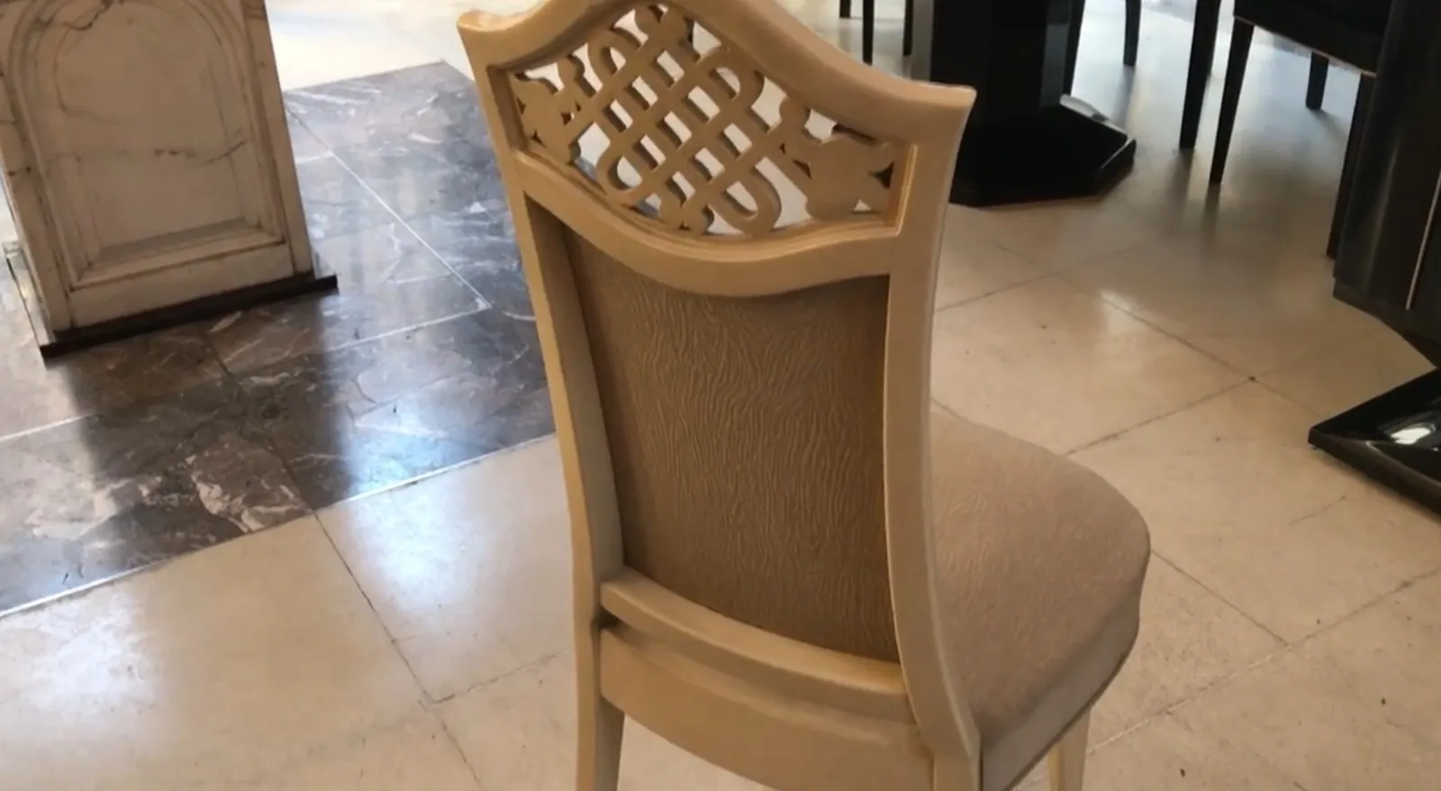 Vue de dos de 12 chaises anciennes dans un cadre élégant