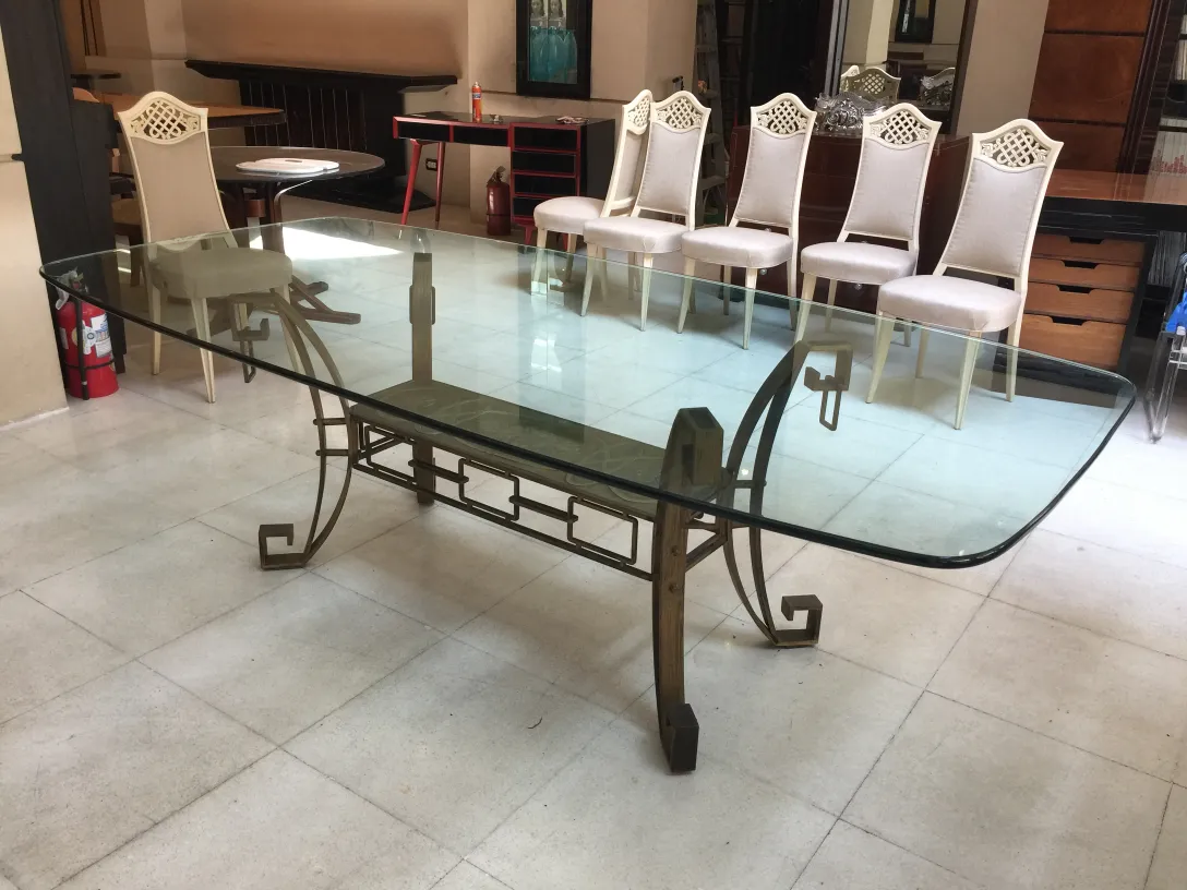 Set aus 12 antiken Stühlen zur Restaurierung, in einem eleganten Ambiente.