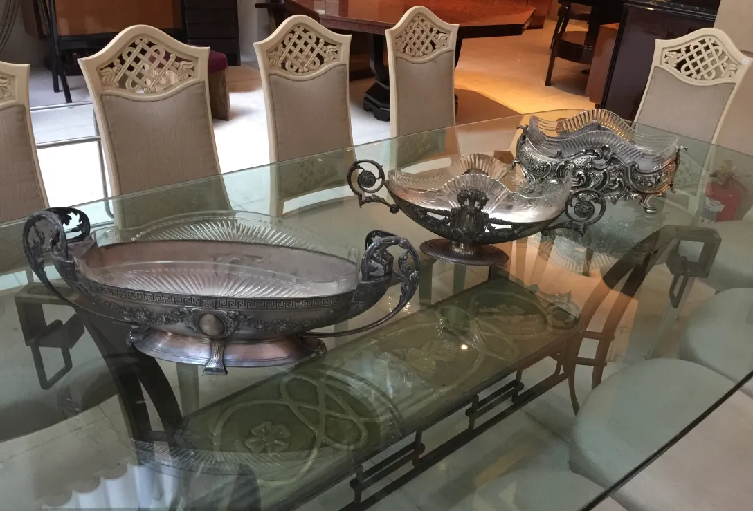 Detalhes de 12 cadeiras antigas em um ambiente elegante