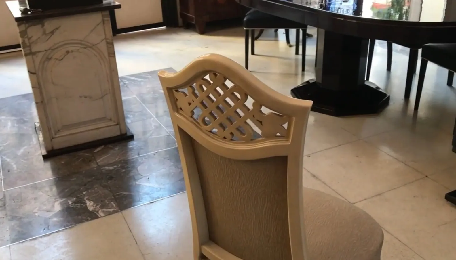 Cadeiras antigas em ambiente elegante, perfeitas para restaurar.