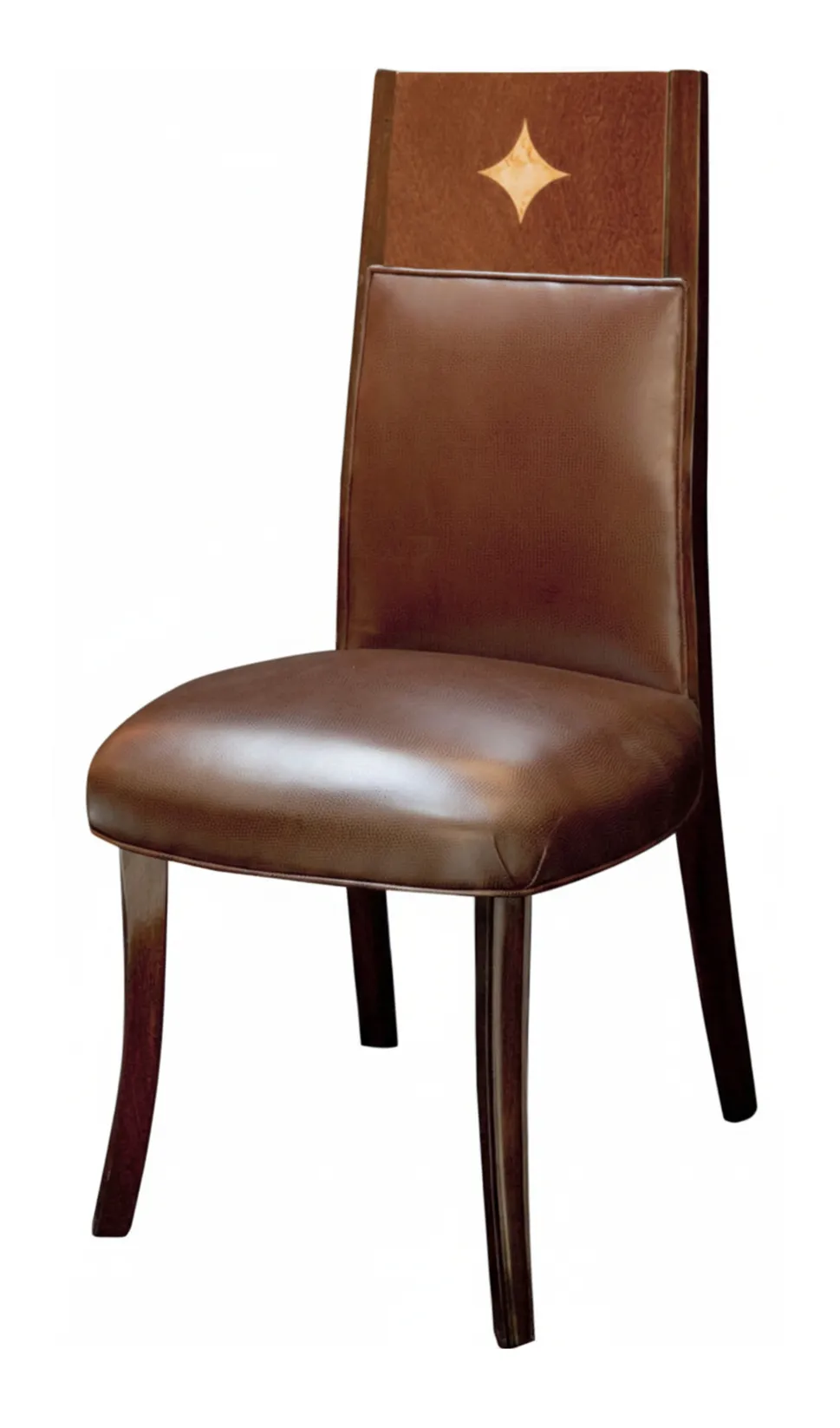 12 cadeiras antigas com detalhes de design, em fundo neutro