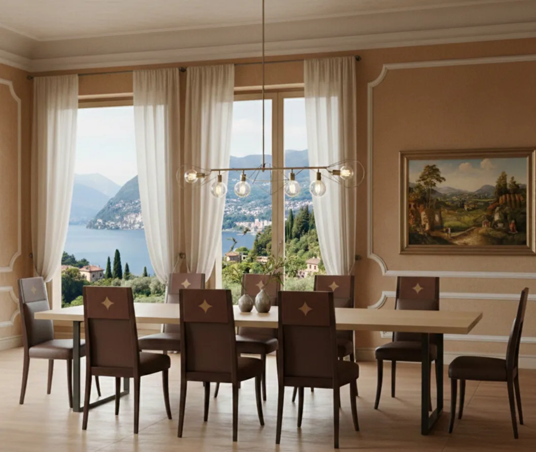 Ocho sillas antiguas en un comedor con vista al lago, ambiente elegante