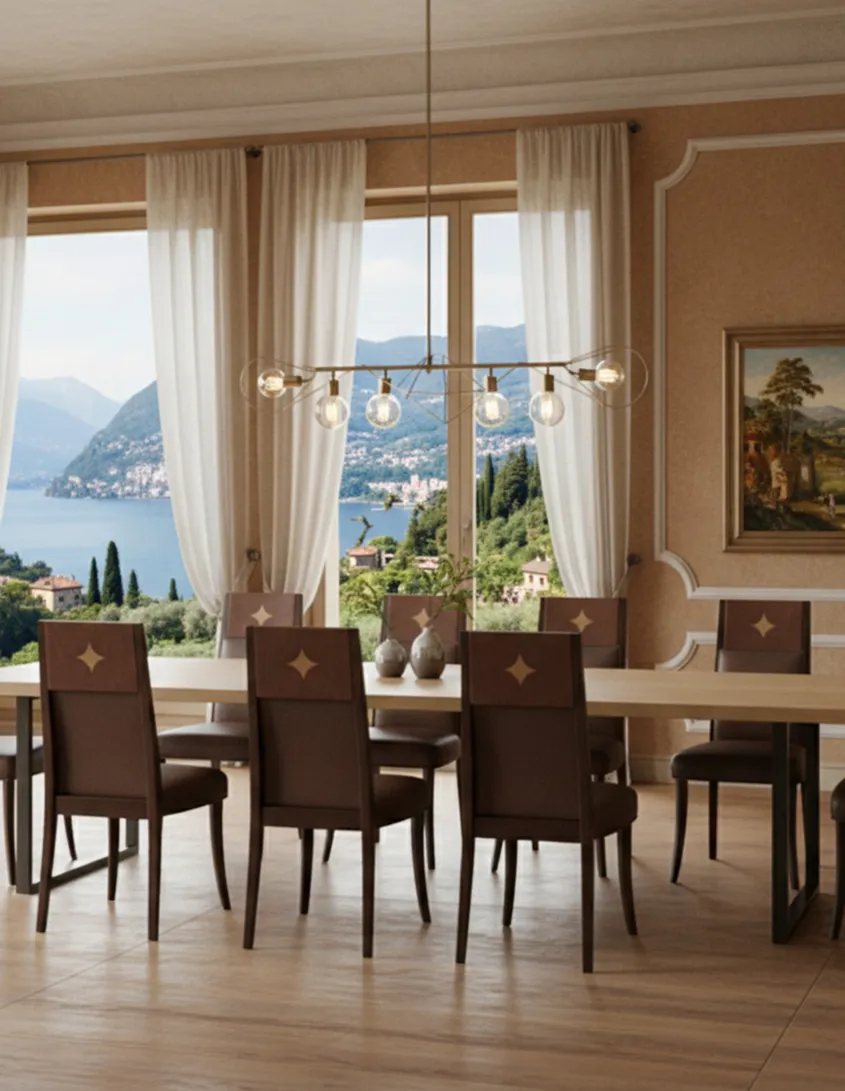 12 chaises anciennes dans une salle à manger élégante avec vue sur le lac.