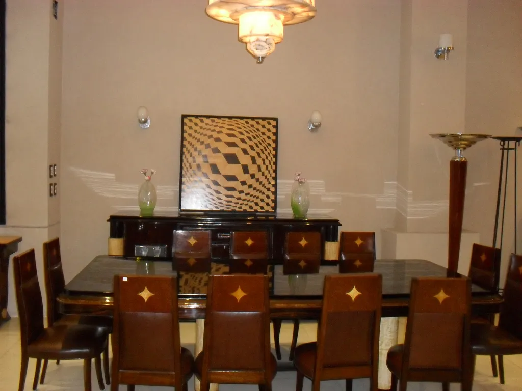 Conjunto de 12 cadeiras antigas em ambiente elegante.