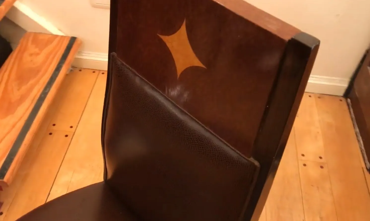 Detalle de 12 sillas antiguas para restaurar, con diseño art deco en un entorno atractivo