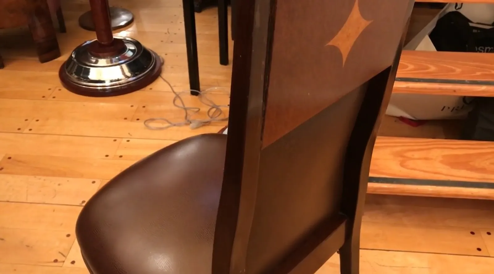 Conjunto de 12 sillas antiguas en ambiente de restauración