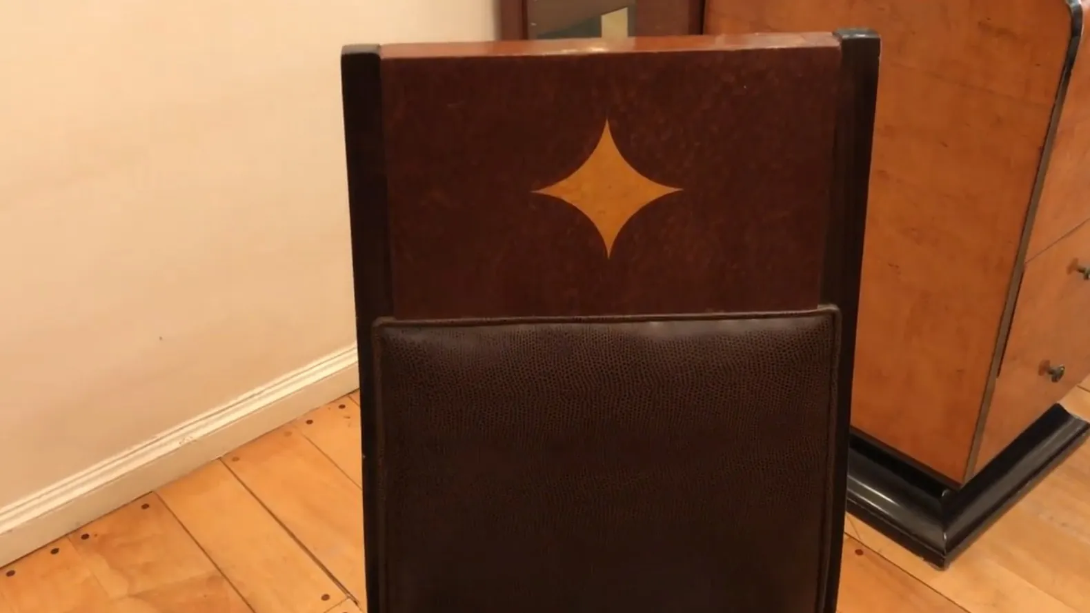 Antiker Stuhl mit auffälligem Rückendesign