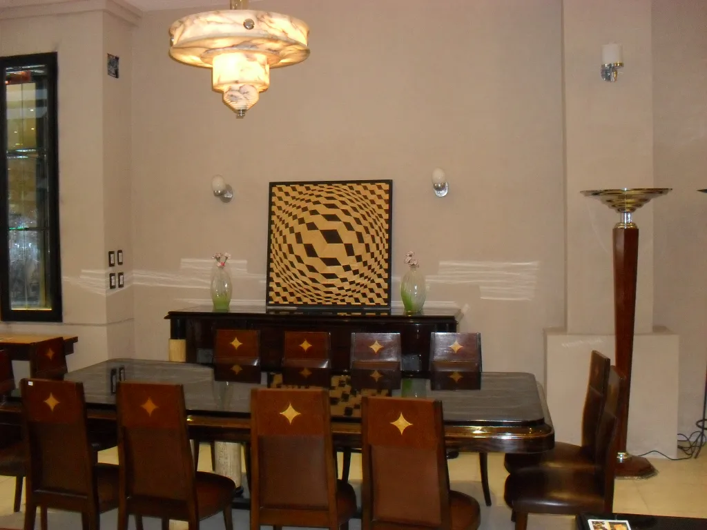 dodici sedie antiche con dettagli decorativi in un ambiente elegante.