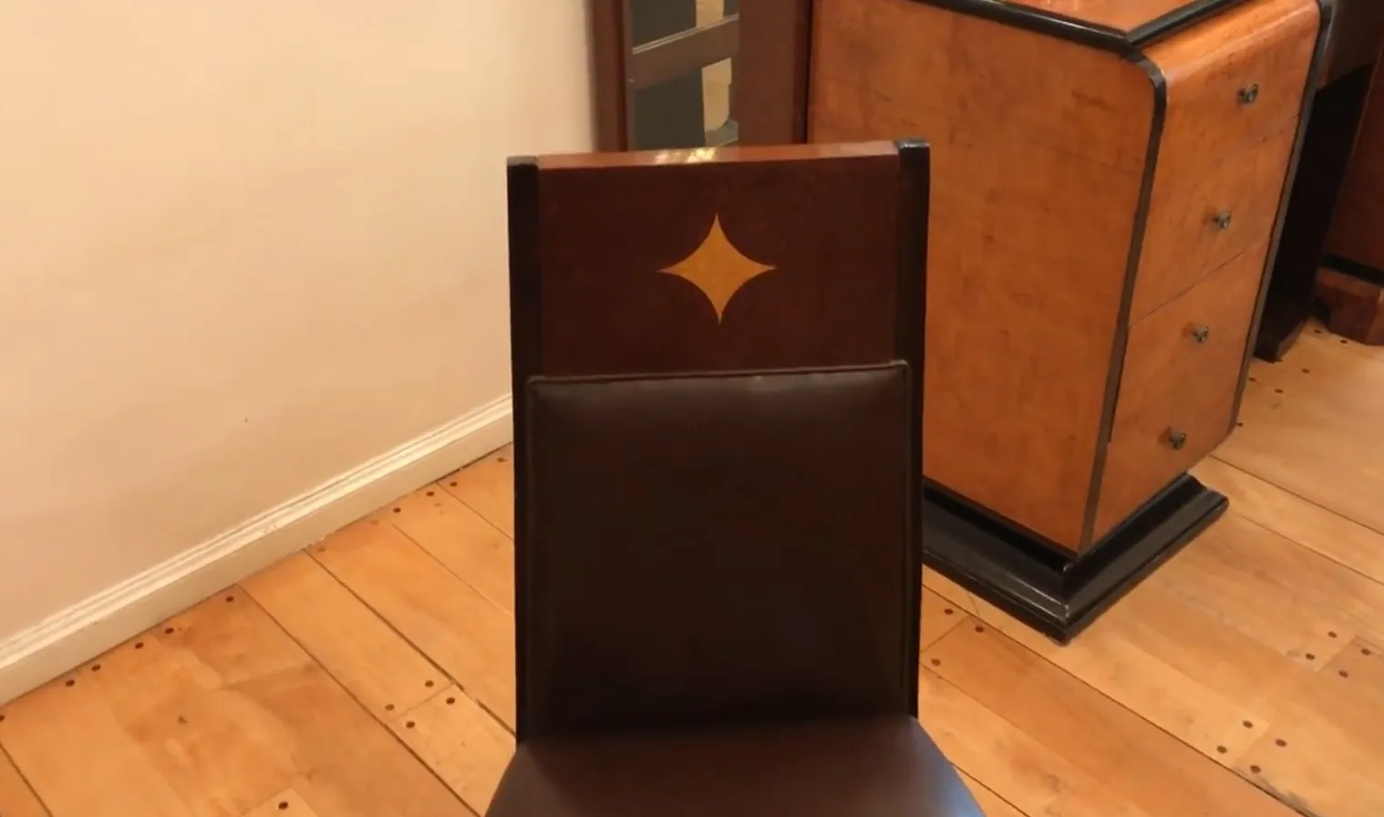 Vue détaillée de 12 chaises anciennes à restaurer, mettant en valeur les finitions et le design