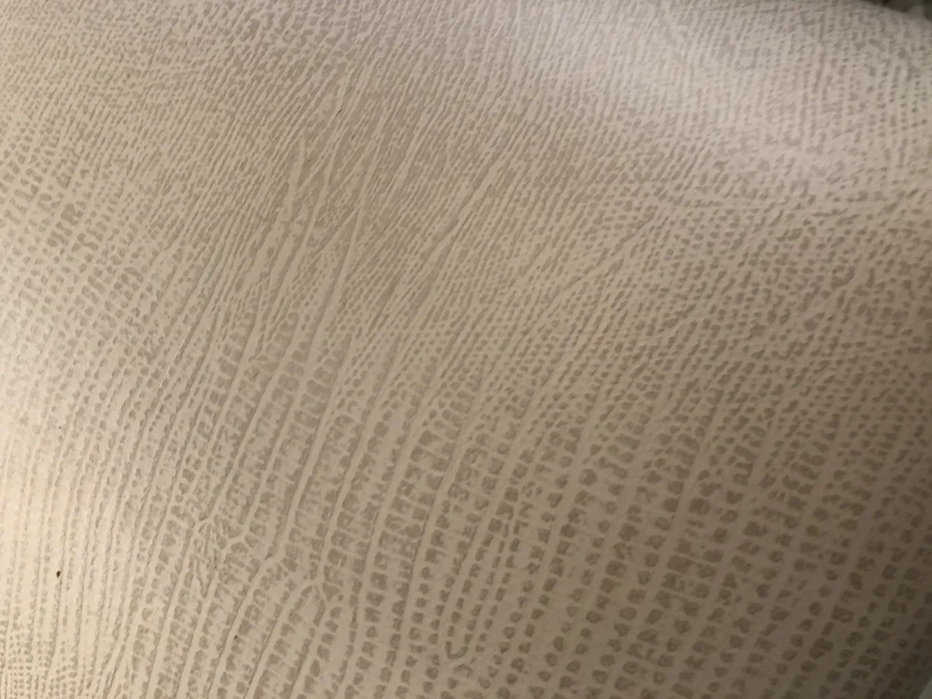 Ansicht eines antiken Hockers mit interessanter Textur, klassischer Dekor, in einer gemütlichen Atmosphäre.