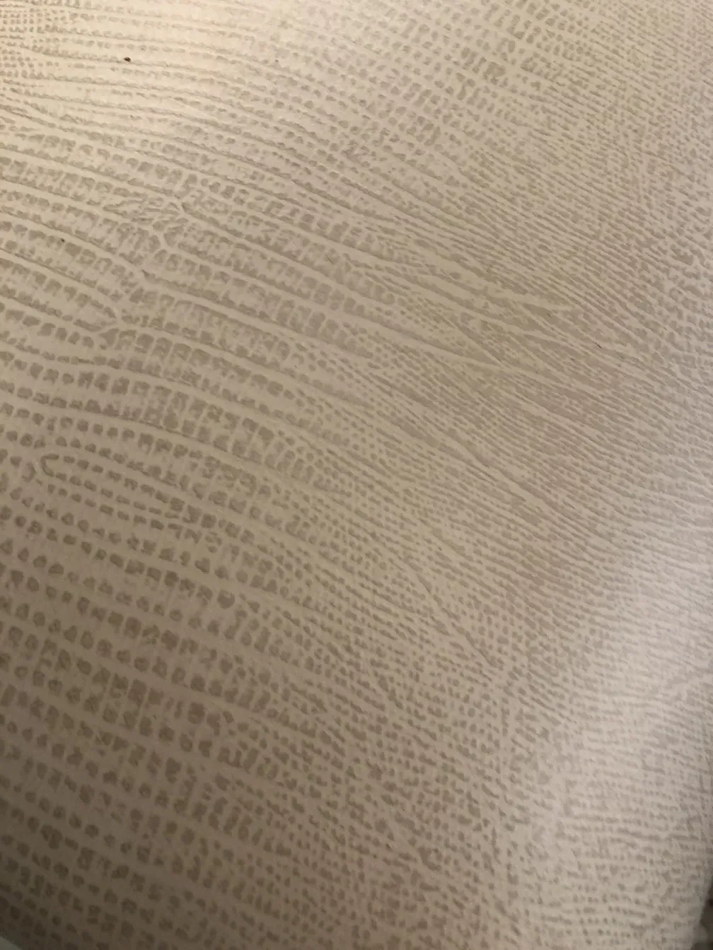 tabouret ancien avec surface texturée et marques subtiles