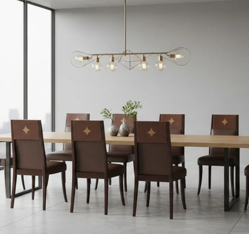 12 antike Stühle in einem hellen Esszimmer, moderne Atmosphäre.