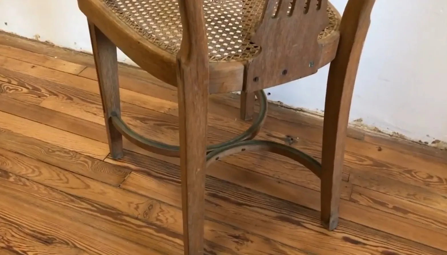 Doce sillas antiguas Thonet en un entorno restaurativo.