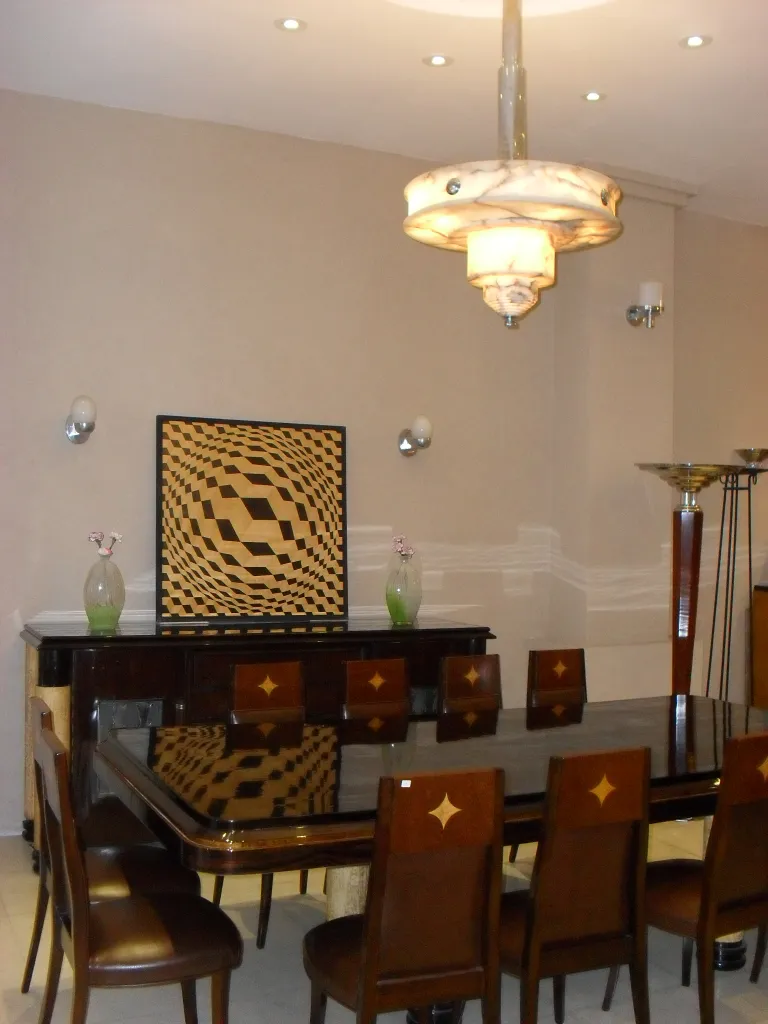 12 sillas antiguas en un comedor moderno con lámpara y decoración