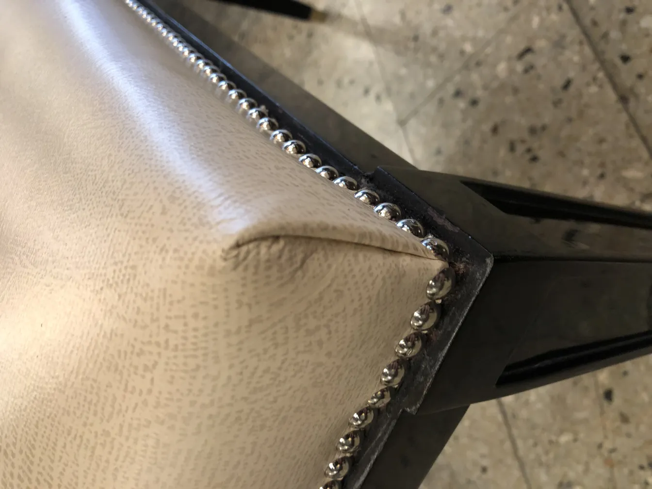 Sgabello antico con dettagli argentati eleganti.