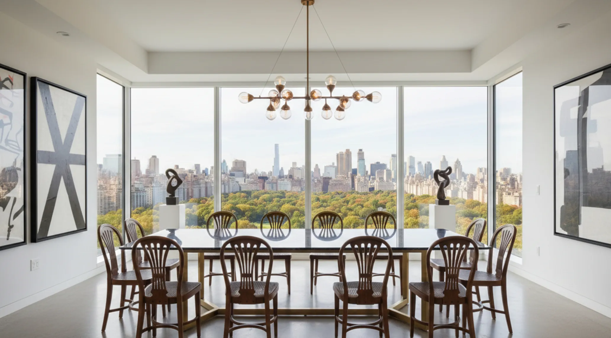 Aussicht auf einen modernen Essbereich mit 12 antiken thonet Stühlen in einer hellen und eleganten Umgebung