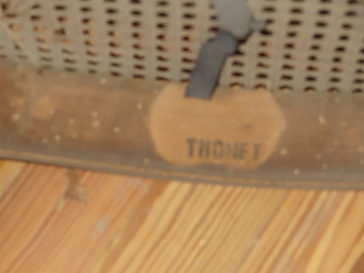 Группа из 12 старинных стульев Thonet для реставрации на деревянном полу.