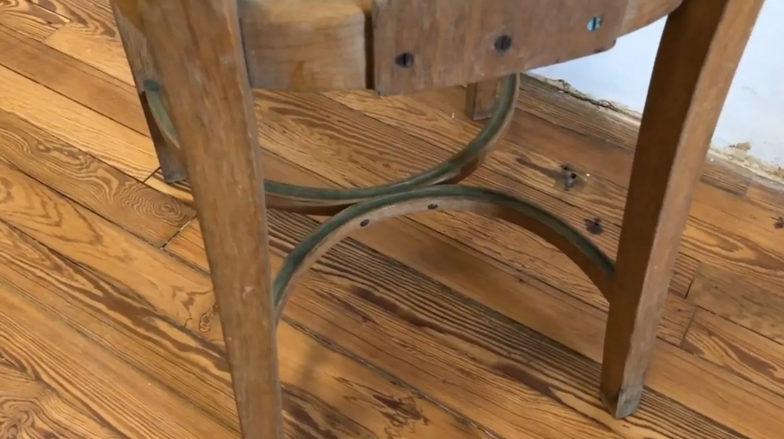 12 كراسي عتيقة thonet في بيئة ترميم