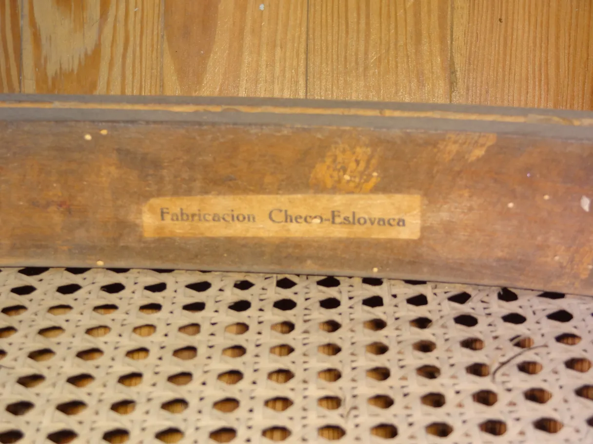 12 cadeiras antigas thonet dispostas sobre tecido claro