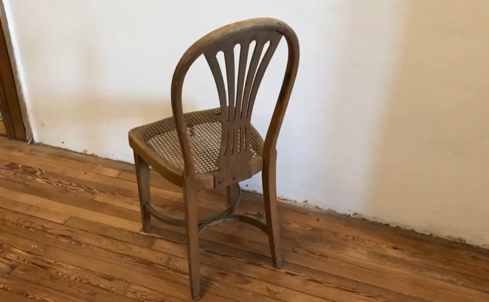 12 antike thonet-stühle, die restauriert werden müssen, in einer einfachen Umgebung.