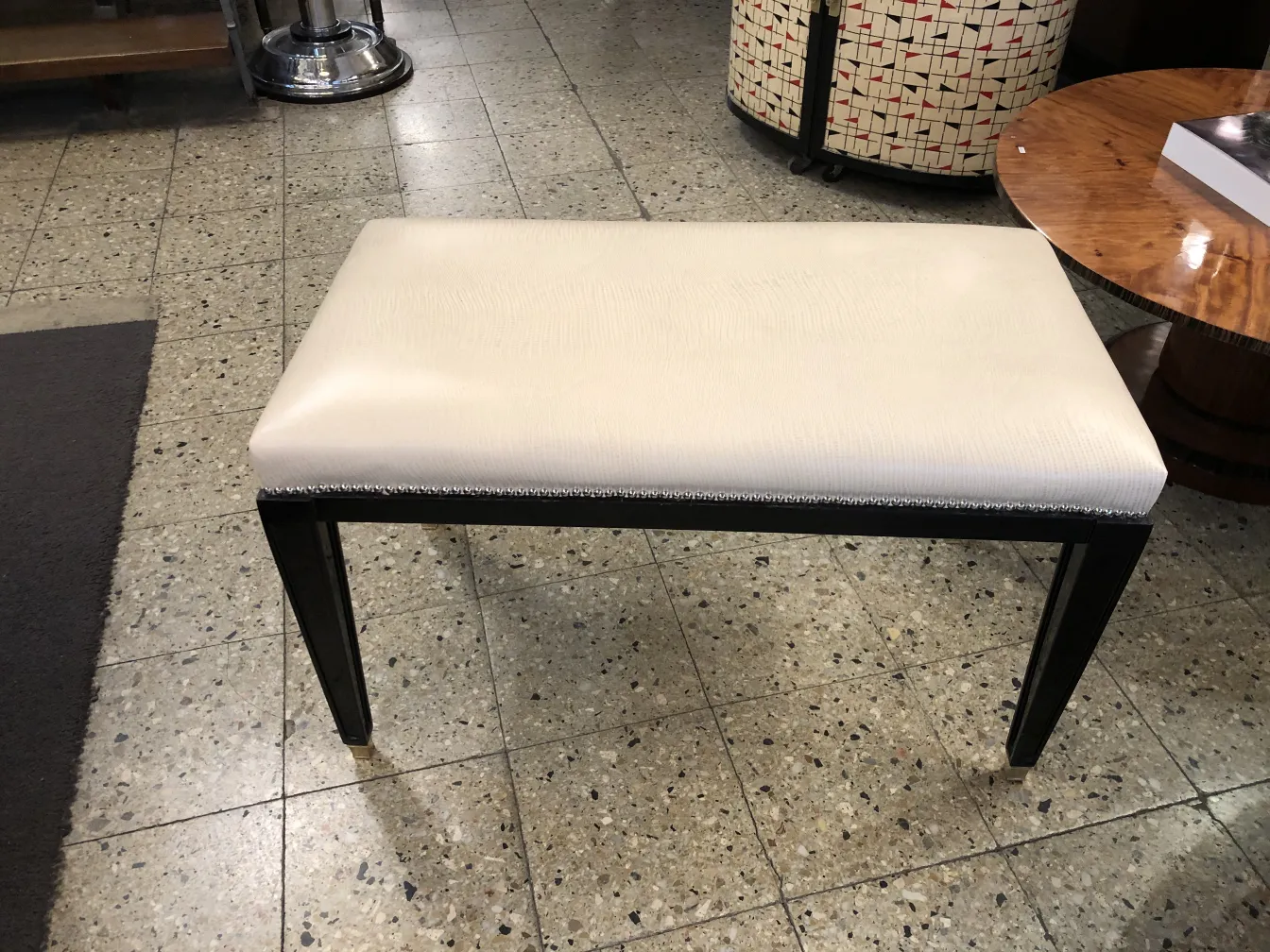 sgabello elegante con rivestimento chiaro in un ambiente moderno