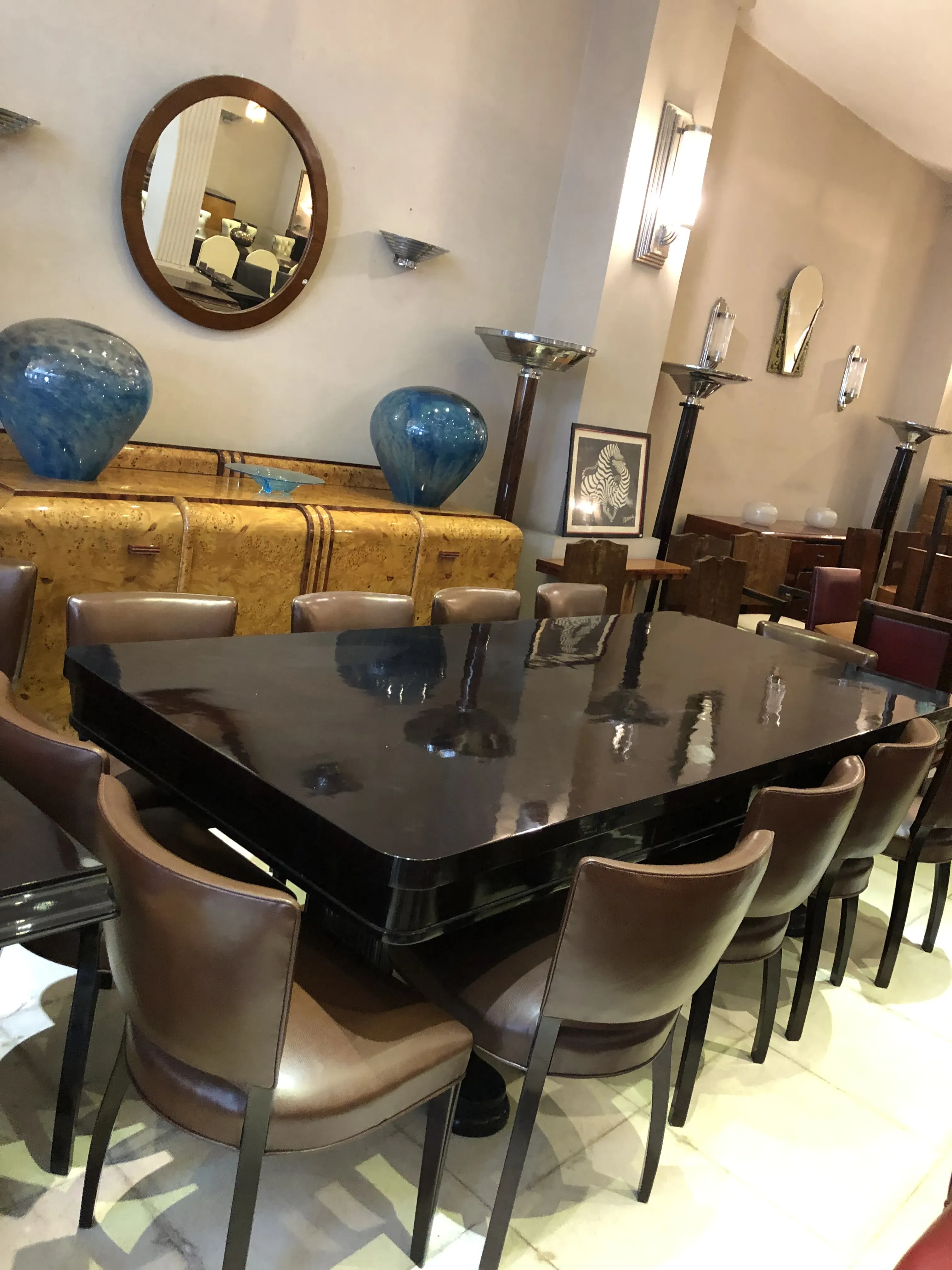 Antiker Esstisch im Art Deco Stil für 10 Personen mit Ledersitzen in einem modernen Ambiente.