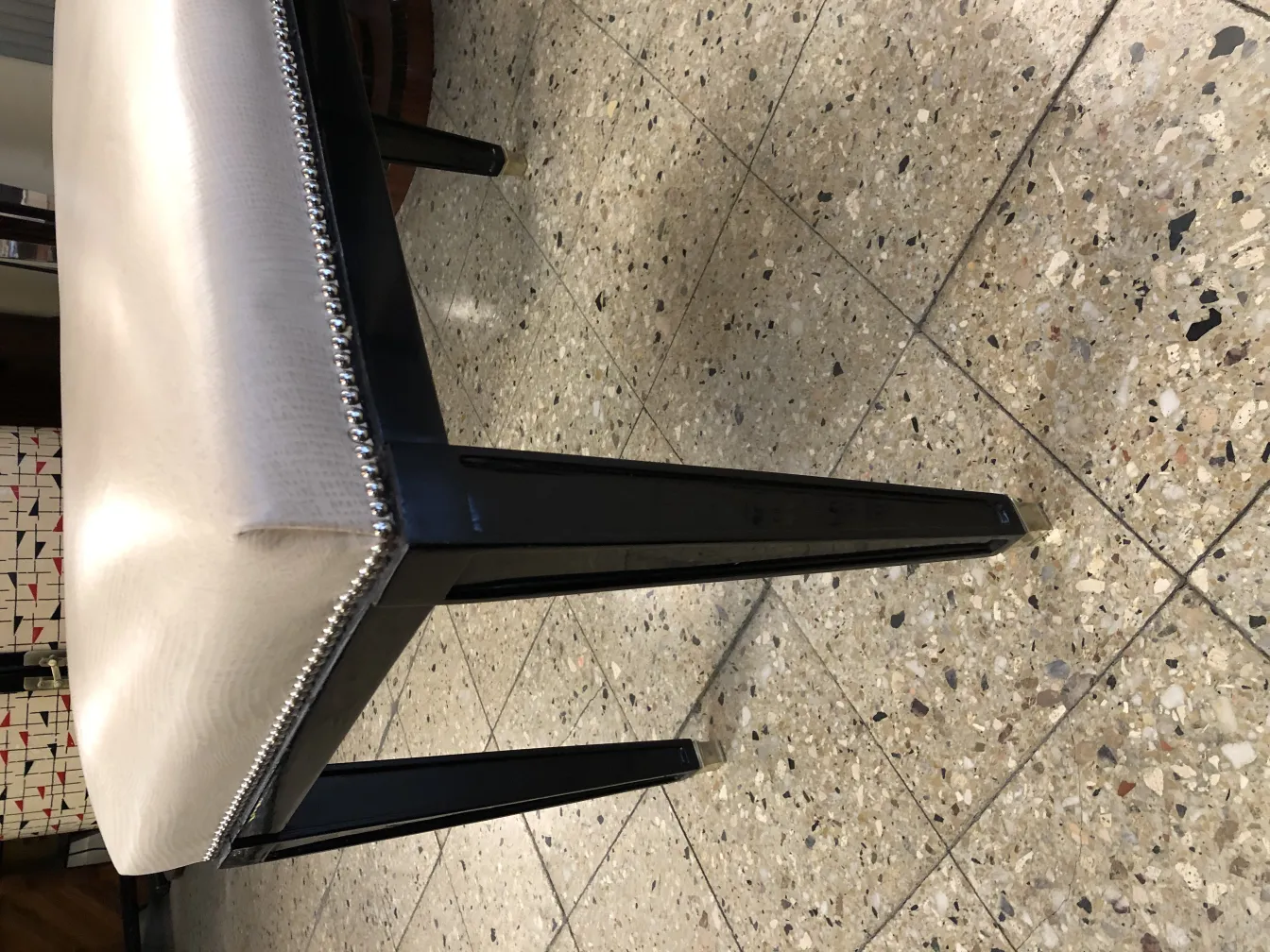 Banqueta antiga em estilo clássico com detalhes metálicos