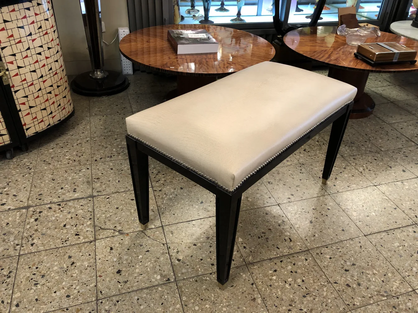 Tabouret simple avec des pattes noires et rembourrage clair