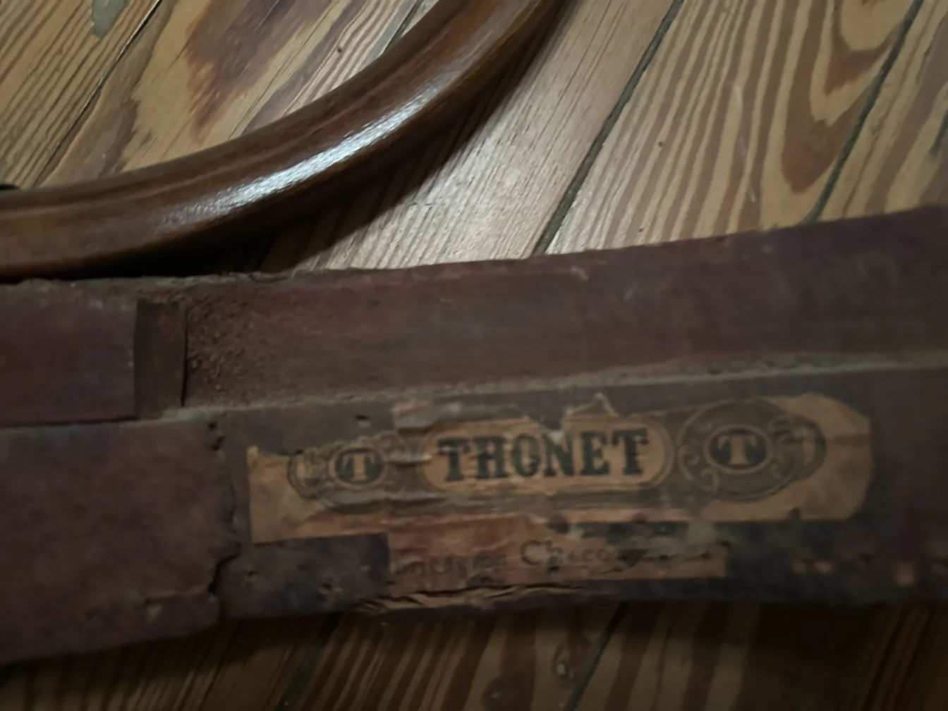 Детали 4 старых стульев Thonet в классической обстановке