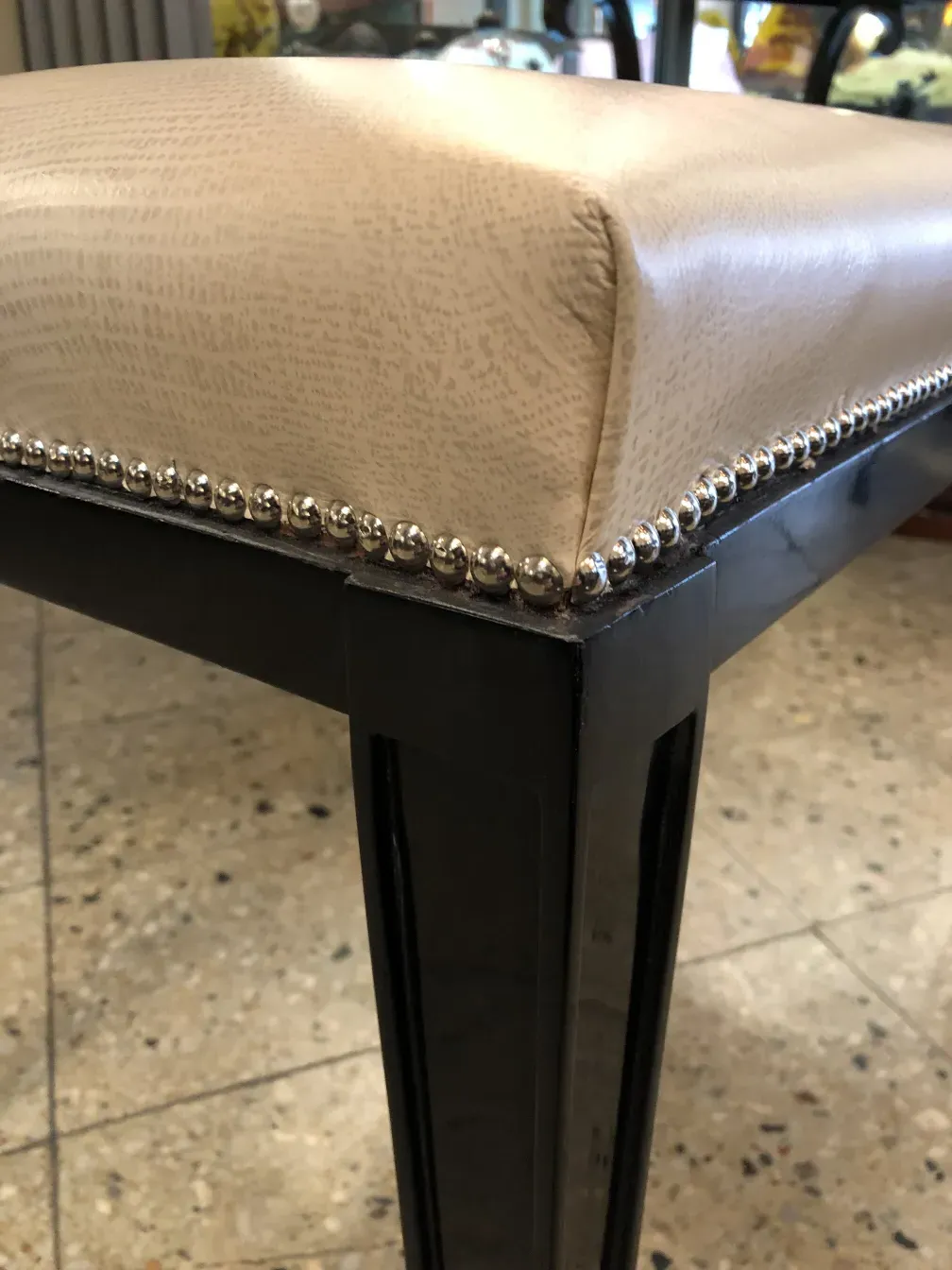 tabouret ancien avec rembourrage clair et perles décoratives