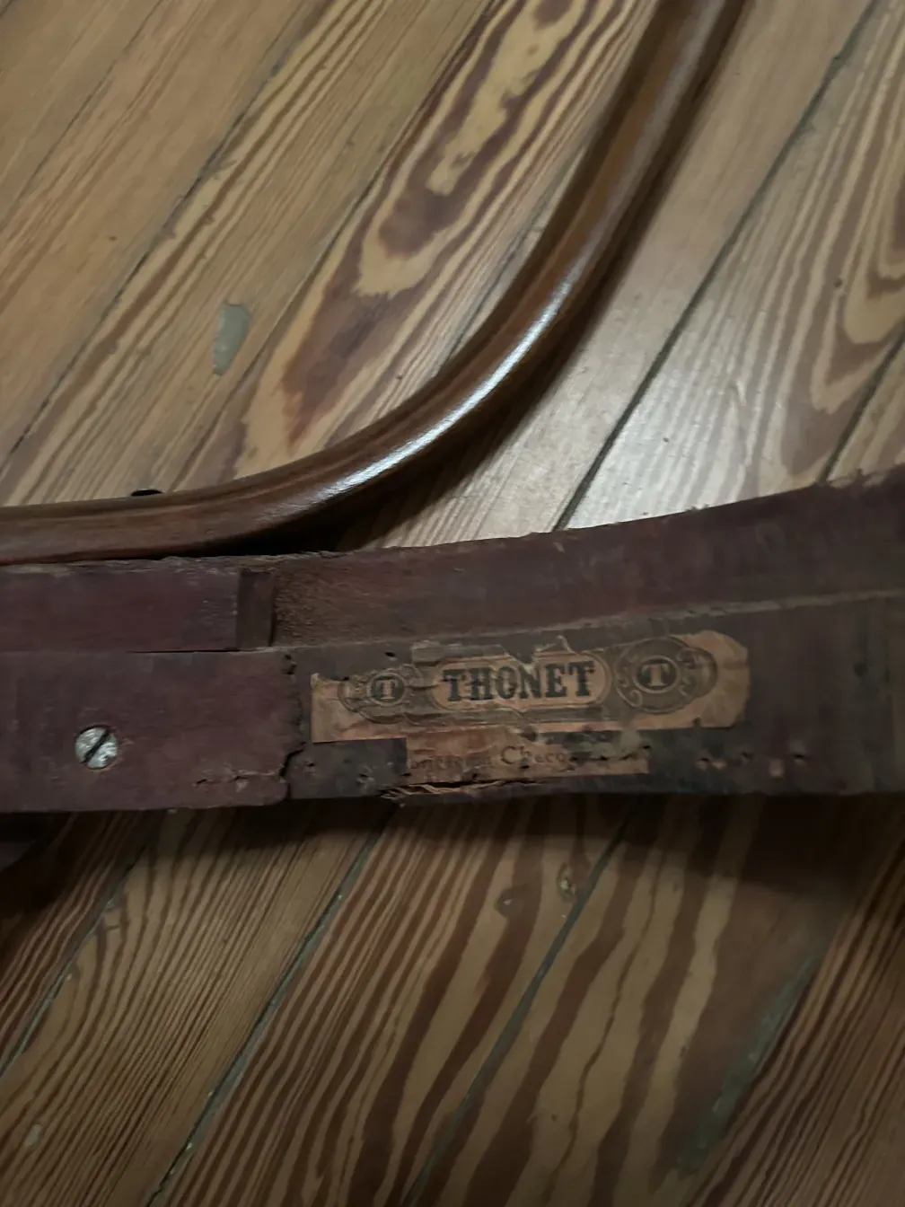 4 antike thonet stühle zum restaurieren in einem klassischen ambiente