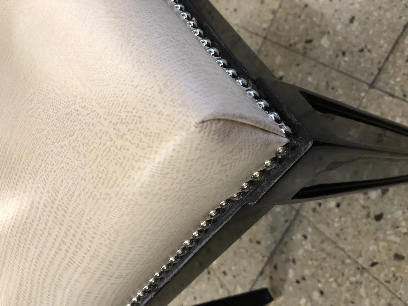 Banqueta elegante con detalle de perlas, ideal para espacios clásicos.