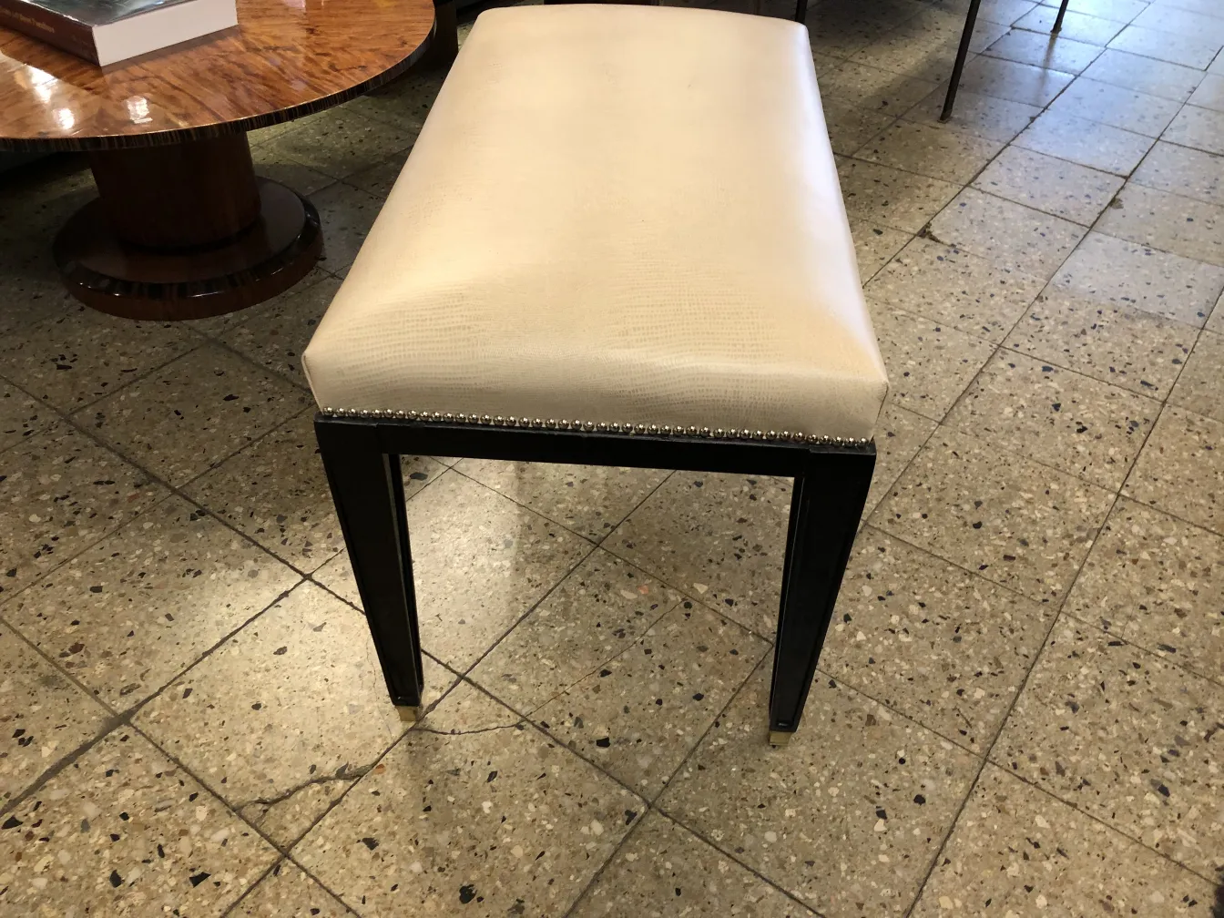 eleganter hocker in heller Farbe mit Perlendetails, Teil eines gemütlichen Interieurs