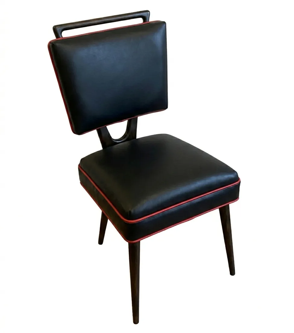 12 antike Stühle zur Restaurierung, elegantes Design.