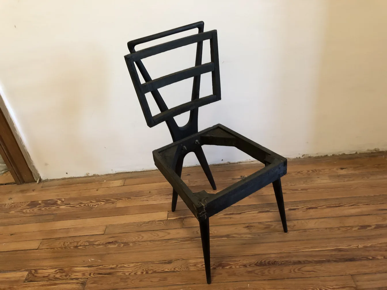 12 antike Stühle zur Restaurierung, einzigartiges Design, neutraler Hintergrund