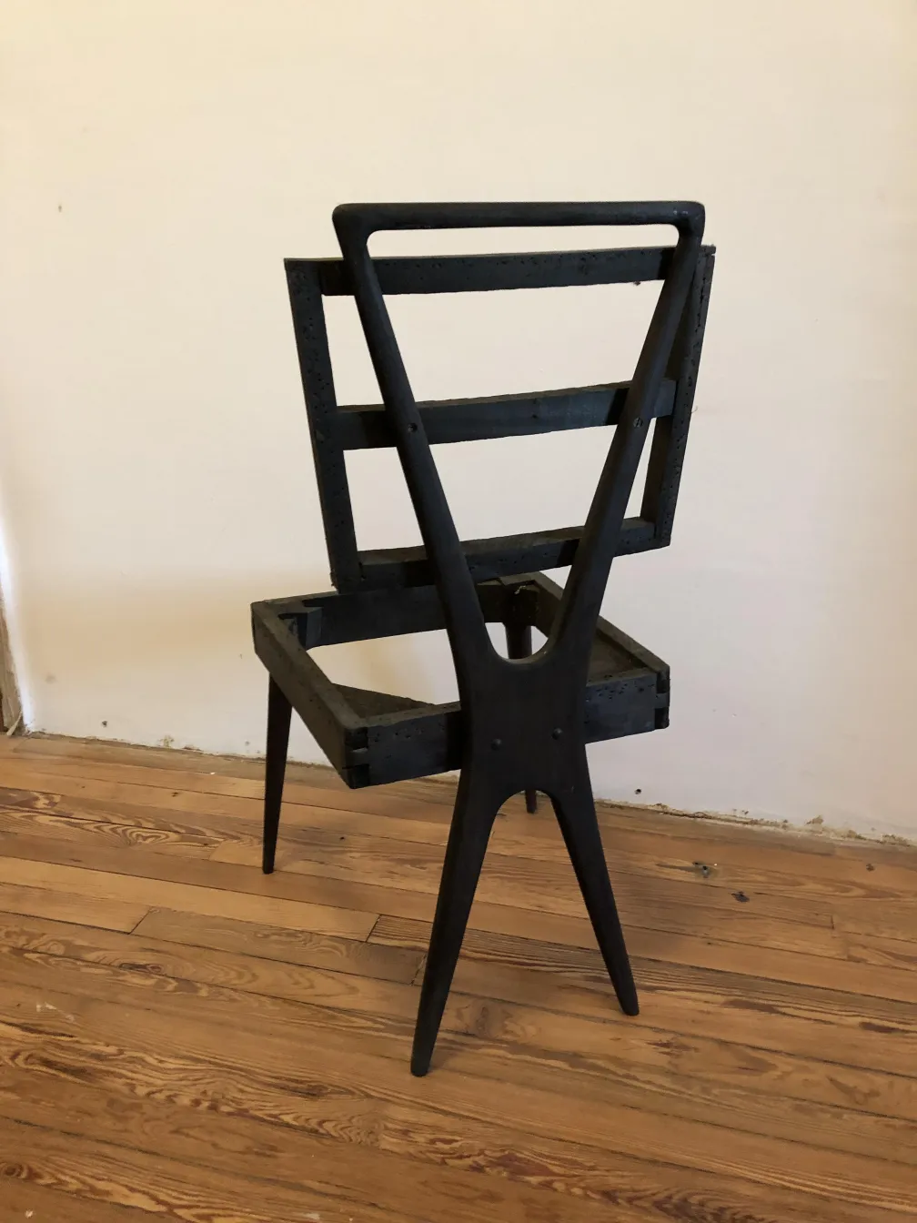 12 chaises anciennes dans un cadre de restauration, signes visibles d'usure