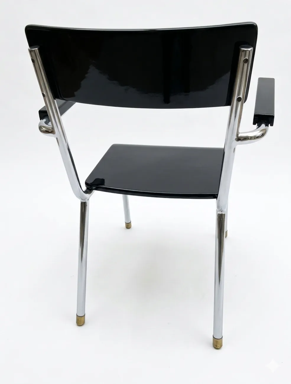 Cuatro sillas de estilo bauhaus de antigüedad, diseño clásico.