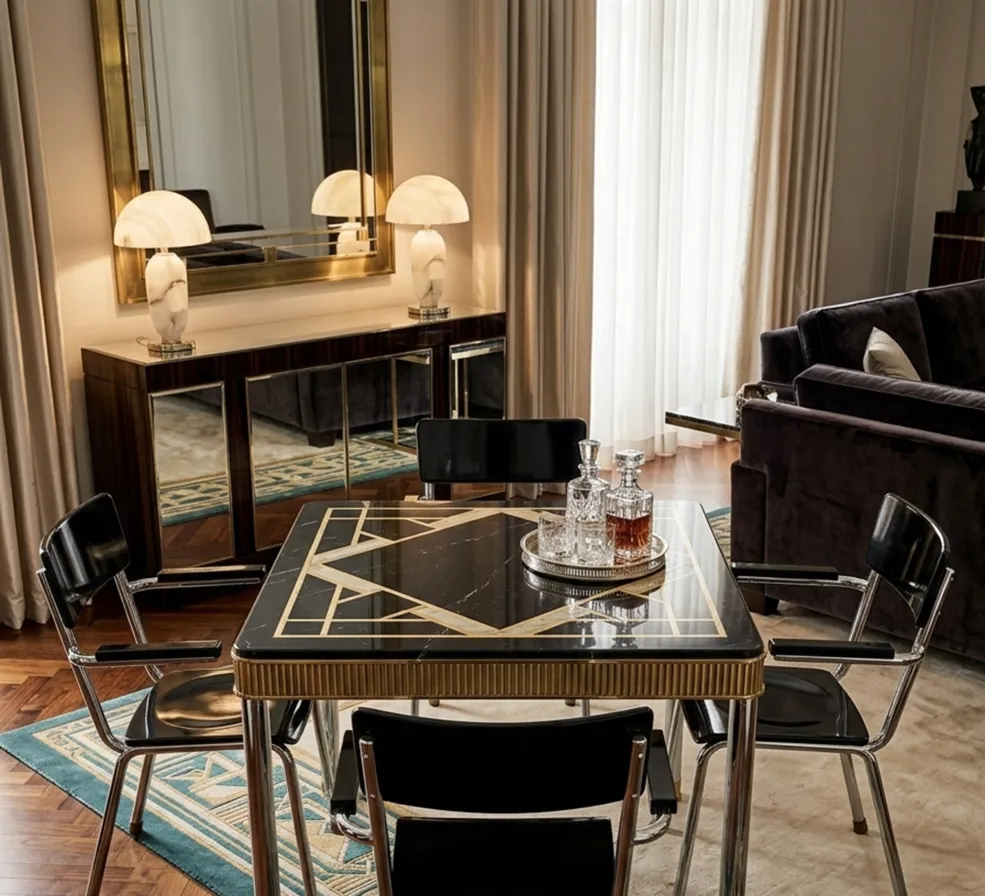 Quatre chaises anciennes style Bauhaus dans un cadre moderne.