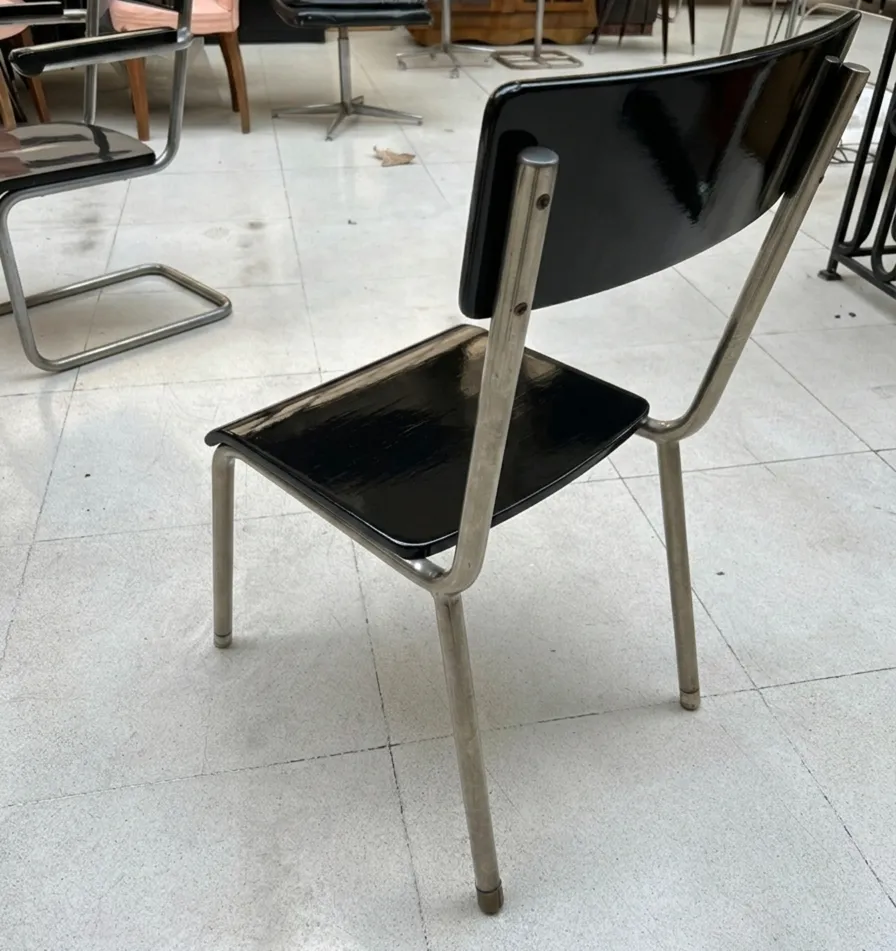 Quatre chaises anciennes dans un cadre élégant